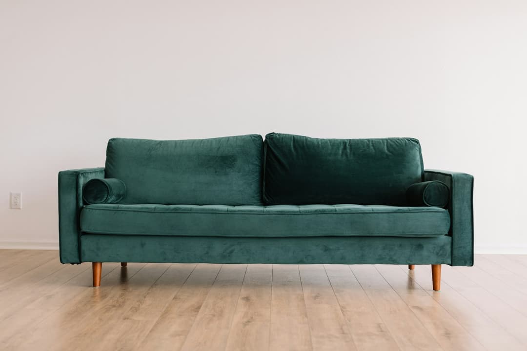 Smaragdgrünes Samtsofa - Originalfoto