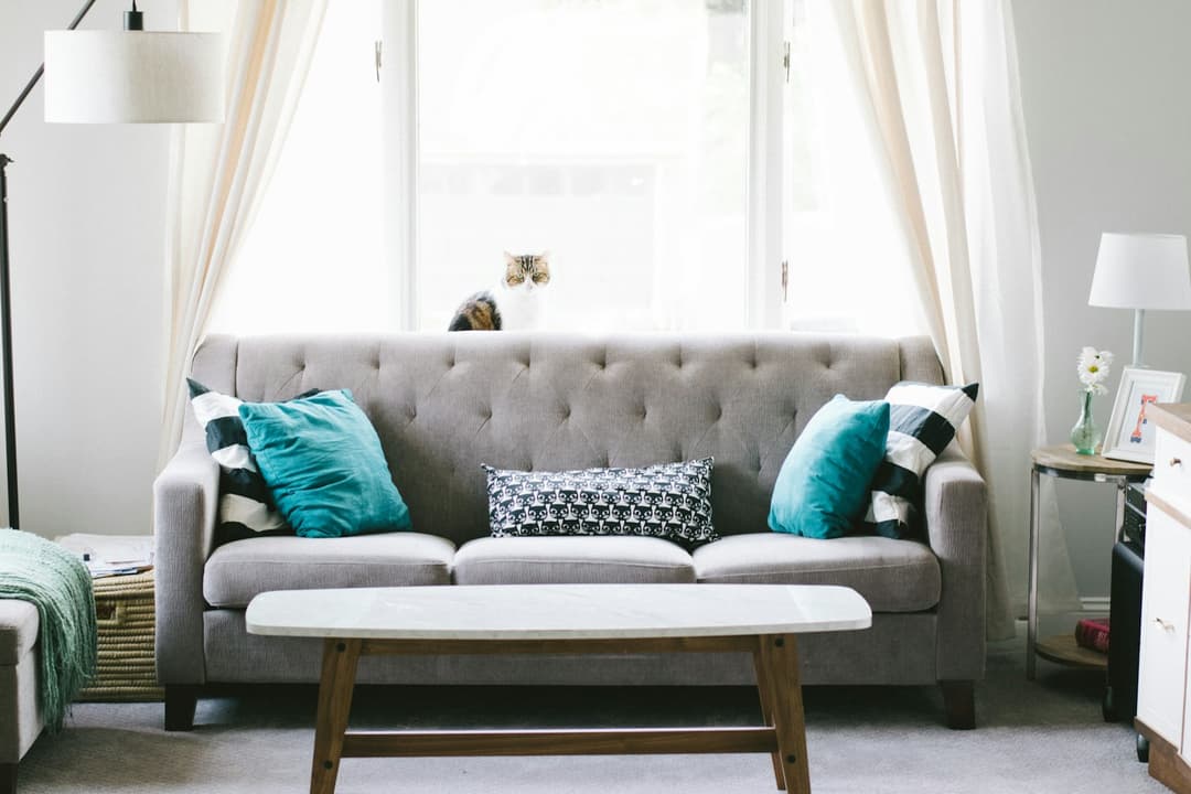Graues Sofa mit Knopfheftung